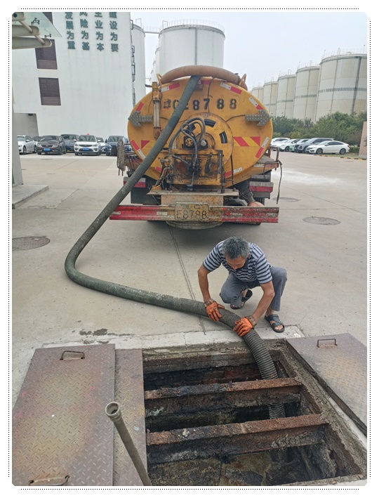 民众隔油池清掏