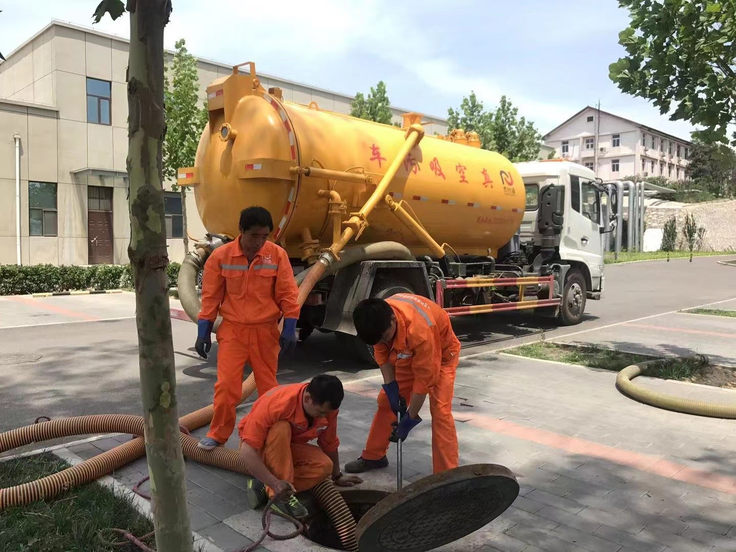 民众管道疏通车停在窨井附近