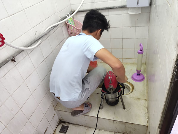 民众肥皂掉到马桶里把马桶堵住了怎么办？马桶堵住了怎么办